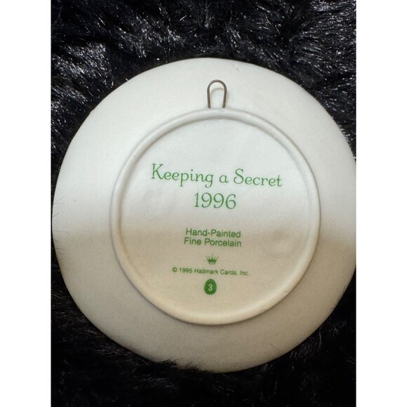1996 Hallmark Keepsake Collectors Plate "Keeping A Secret" Hand-Painted - Picture 4 of 7